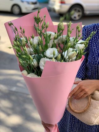 თეთრი ეუსტომები ვარდისფერ ქაღალდში