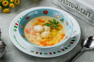 Бульон з зірочками та курячими фрікадельками