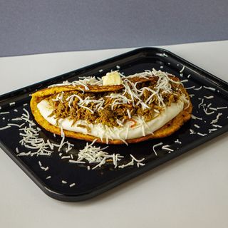 Cachapa con queso de mano y carne