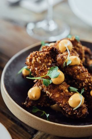 Tiras de pollo crujiente con mayonesa de kimchi 