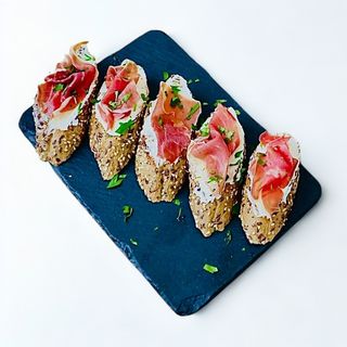 Брускети с прошуто и филаделфия (150г)