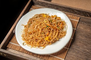 28. Spaghetti di riso con verdure