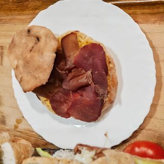 Komplet lepinja sa pršutom