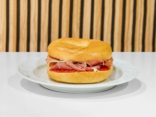 Bagel Con Jamón Serrano Y Tomate