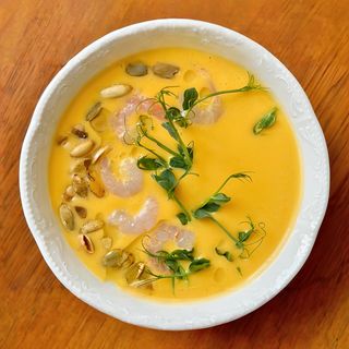 Гарбузовий крем-суп з креветками та блактним сиром (250г)