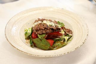 Теплый овощной салат из телятины на гриле