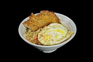 Ramen in brodo con cotoletta di maiale