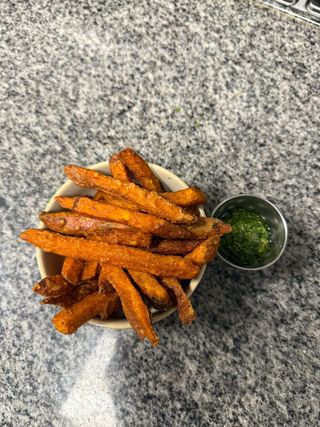 Frytki z batatów z zielonym pesto