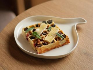 Творожная вафля с сыром камамбер и миксом ягод