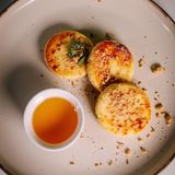 Syrniki sa medom i orasima