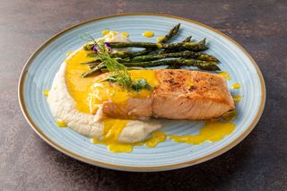 Стек от сьомга с аспержи и пюре, целина и гома уакаме (400г)