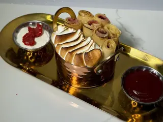 Міні-налисники з вишнею та меренгою (230/40/30g)