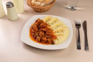 Tocanita de purcel si piure de cartofi