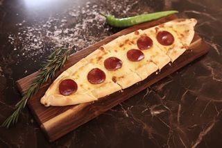Пиде с сыром и суджуком