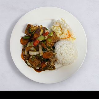 26, Tofu z sosem kung pao, ryż i surówka