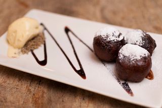 Buñuelos De Chocolate Caliente Con Helado De Vainilla