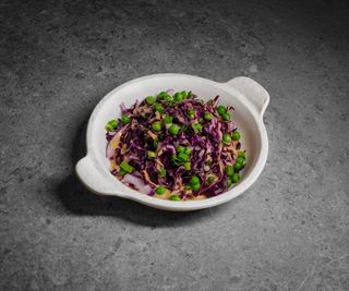 სალათი წითელი კომბოსტოთი სეზამის სოუსით