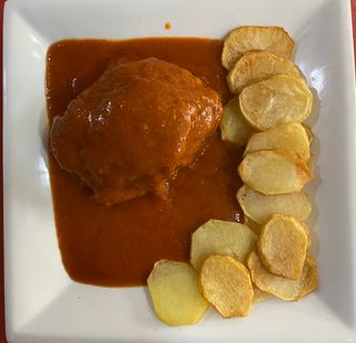 Carrillera estofada con patatas (ración)