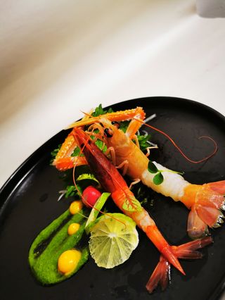 82. Sashimi di scampi e gamberi crudi