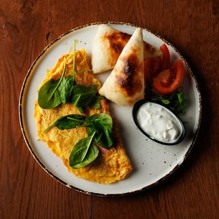 Omlet sa slaninom i baby spanaćem