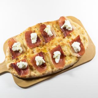 Focaccia con Bufala e Crudo 