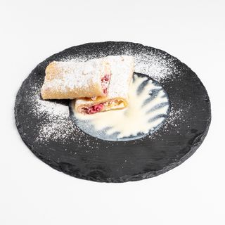 Štrudla sa sirom i voćem u umaku od vanilije