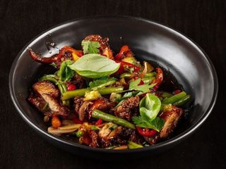 Хрустка курка в кисло-солодкому соусі та пікантними овочами (420g)