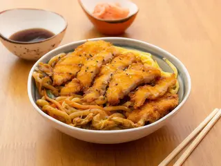 83.- Yakiudon Crispy Chicken