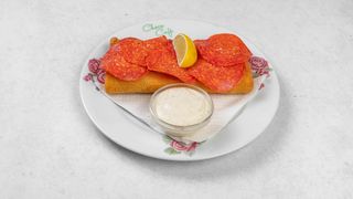 Pohana palačinka s kulenom i gaudom uz dodatak vrhnja i limuna