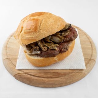 Panino con hamburger e funghi