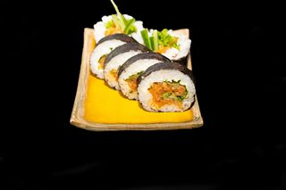 Futomaki tatar z łososia 6szt