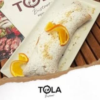 Tronchetto dolce con marmellata, noci e zucchero a velo