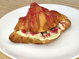 Круасан фісташка-малина