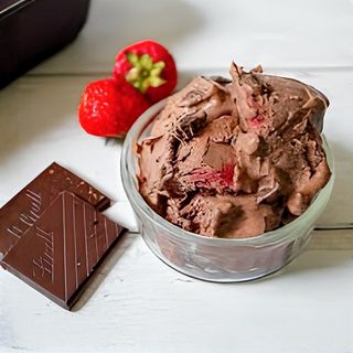 ნაყინი მარწყვის ჯემით და შოკოლადით