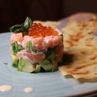 Tartar de salmón con aguacate y yuzu
