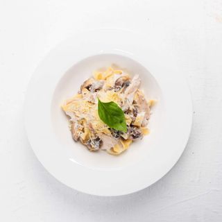 Феттучини с курицей и грибами