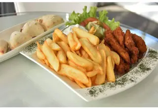 Pileći štapići s pomfritom + kolač po izboru gratis