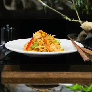 106. Spaghetti di riso saltato con gamberi