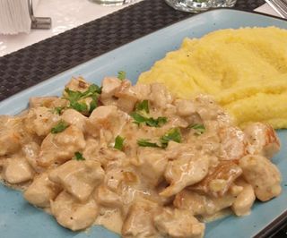 Ciulama de pasare cu hribi si mămăliga