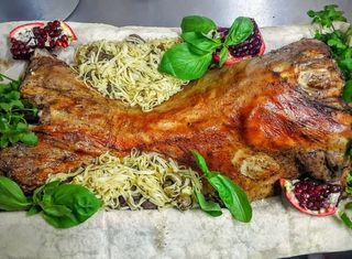 Miel copt intreg cu tăiței de casă și măruntaie