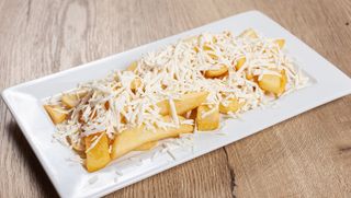 107. Пържени пресни картофи със сирене