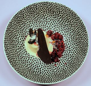 Топли малини с домашен ванилов сладолед (130г)