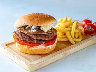 Trodupli blu kadilak burger i pomfrit