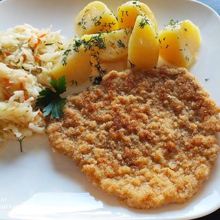 Kotlet schabowy z ziemniakami i surówką