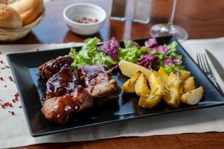 Coaste de porc cu sos BBQ și cartofi cu rozmarin