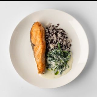 Филе лосося со шпинатом в сливочном соусе и диким рисом