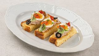 Закуска с тунцом и яйцом