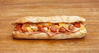 Bocadillo con huevos rotos