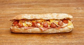 Bocadillo con huevos rotos