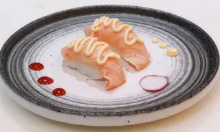 Nigiri salmón flameado (2 pzs.)